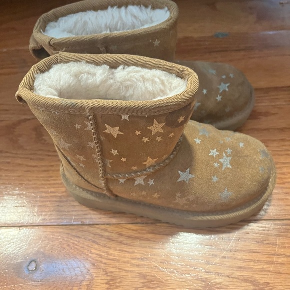 Chetnut Ugg boots with stars - Picture 3 of 3